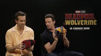 Sambut Deadpool & Wolverine, Caitlin Halderman Beri Hadiah Spesial dari Indonesia ke Ryan Reynolds & Hugh Jackman