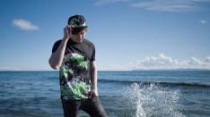 Koleksi Pakaian dari Razer: Bertema Gelombang, Berbahan Plastik Laut Daur Ulang
