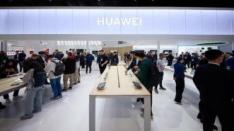 Huawei Pamerkan Rangkaian Produk Fashion-forward Kelas Atas di MWC 2024