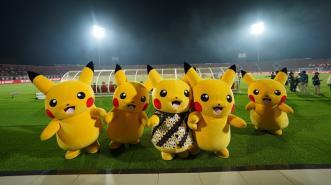 Pikachu Berkemeja Batik Sapa Penonton di Stadion Bali United